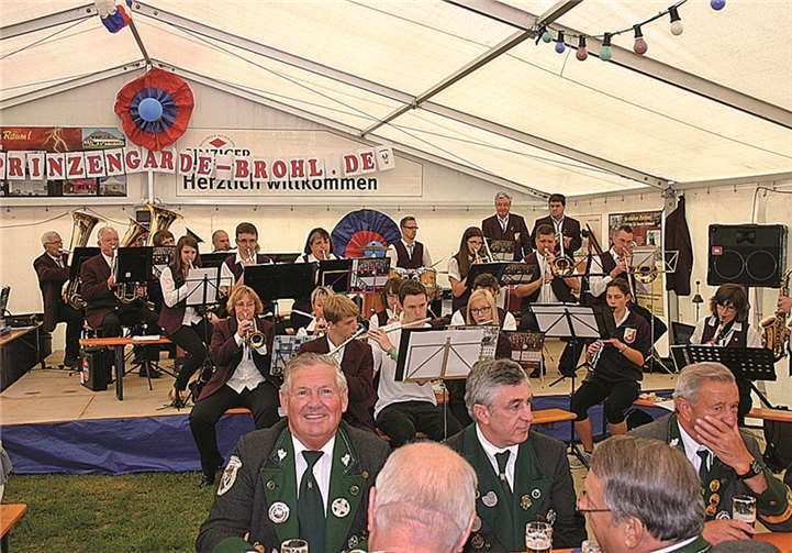 Der Musikclub „Fidelio“ spielte traditionsgemäß zum Frühschoppen am Sonntag auf. RÜ