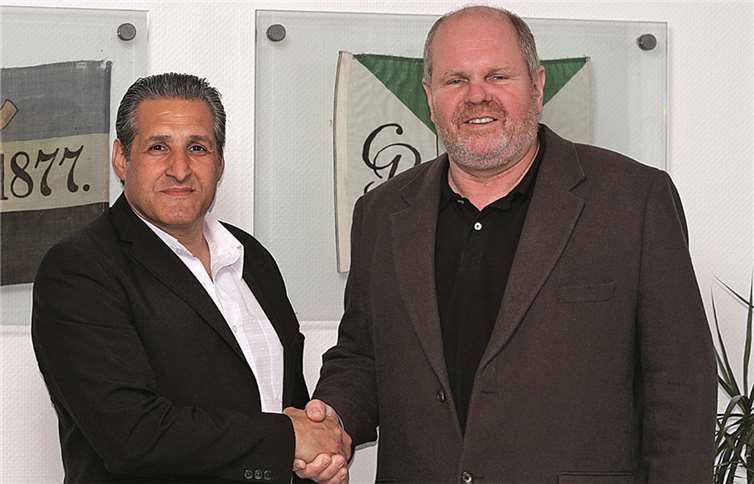 Der Musiker Django Reinhardt (li.) und Jürgen Neidhöfer, stellvertretender Vorsitzender der Stiftung des Ruderclubs Rhenania. privat