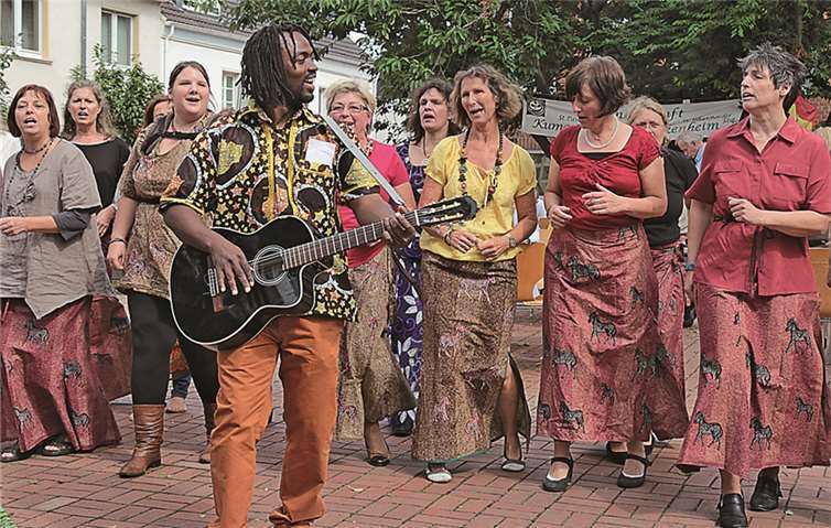 Der Musiker Michel Sanya mit der Musikgruppe „Pamoja“ spielten auf dem unteren Kirchplatz zugunsten der Straßenkinder in Goma.