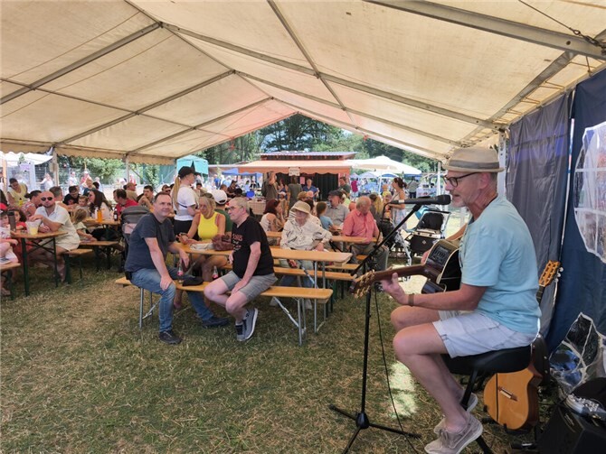 Der Musiker Stephan Maria Glöckner gab ein exklusives Konzert. Fotos:DU