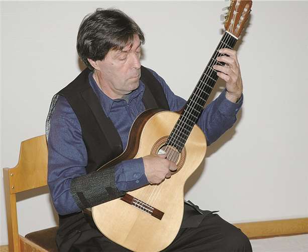 Der Musiker ist ein Meister der spanischen Gitarrenmusik.