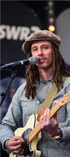 Der Musiker und Singer-Songwriter JP Cooper, England, spielt beim Schönstatt-Oktober-Treffen in der Aula der Dreifaltigkeitskirche in Vallendar.Foto: Harald Krichel, wikimedia.org
