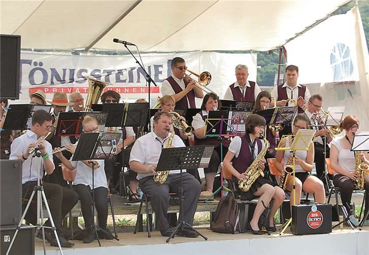 Der Musikklub „Fidelio“ unterhielt mit bekannten Melodien aus dem maritimen Bereich. Z.B. „Seemann, lass das Träumen…“ usw. -FA-