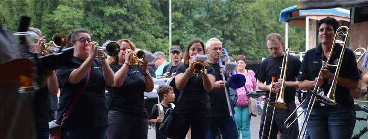 Der Musikverein Bad Ems „Gugge mer ma“ spielte beim Hallenfest.