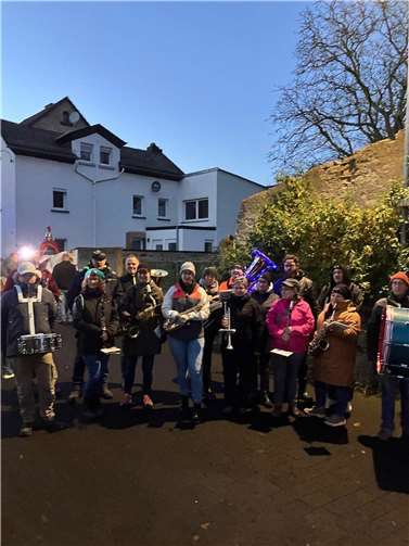 Der Musikverein Bell bereichert Jahr für Jahr den Martinsumzug im Ort.  Foto: privat