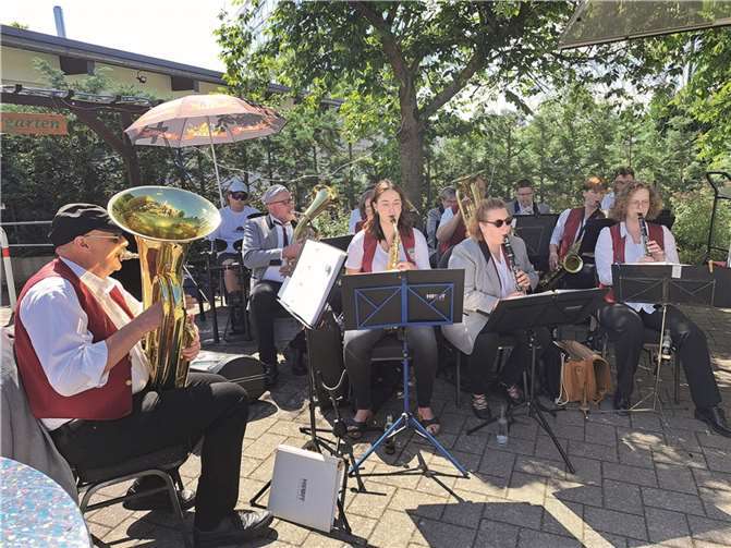 Der Musikverein Bell sorgte unter der Leitung von German Heuft beim sonntäglichen Frühschoppen für eine tolle Stimmung.