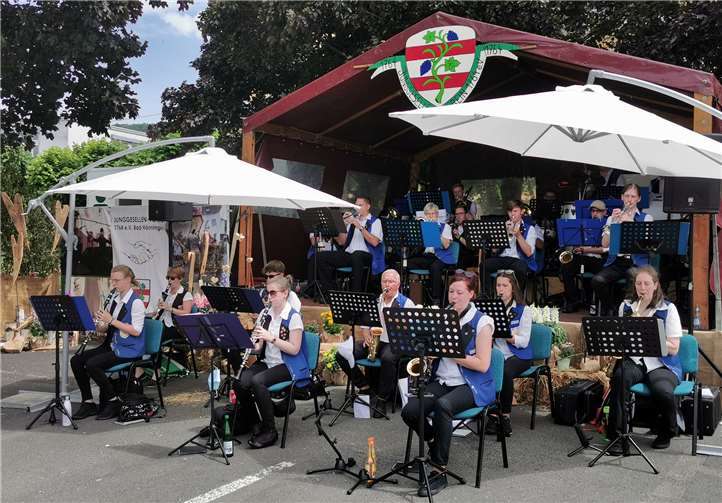 Kulturfest oder Kirmes? Der Musikverein Blau-Weiß Leutesdorf sorgte für die passende Kirmes- beziehungsweise Kulturfeststimmung am Sonntagmittag. Fotos: STUKO