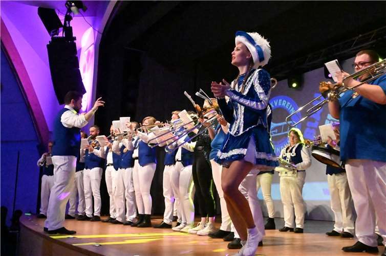 Der Musikverein Blau-Weiß Ochtendung mit Tanzmariechen Johanna Laux durfte nicht fehlen.