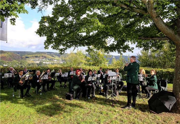 Der Musikverein Concordia Rhens empfing die Anwesenden mit der Karlshymne.