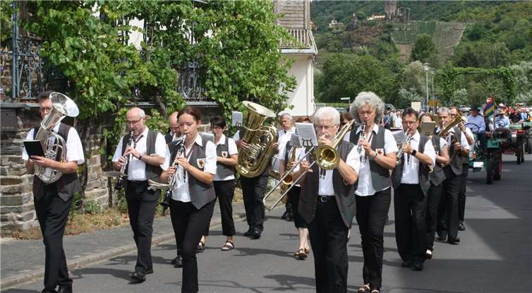 Der Musikverein Ellenz-Poltersdorf begleiteteden Festumzug mit bekannten Weisen.