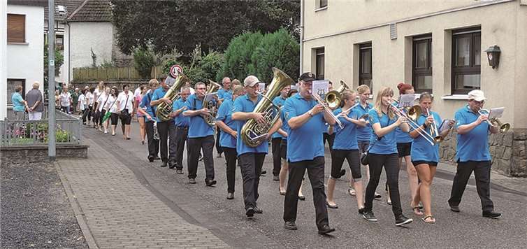 Der Musikverein Harmonie begleitete den Kirmesumzug durch Datzeroth musikalisch.  JFR
