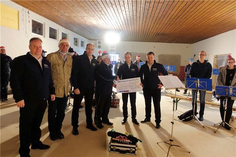 Der Musikverein Heddinghausen 1908 e.V. übergab eine hohe Spende an den Spielmannszug Freiweg.Foto: privat