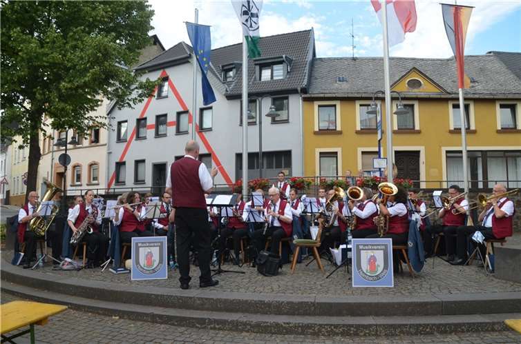 Der Musikverein Heimbach-Weis e.V. spielte auf.