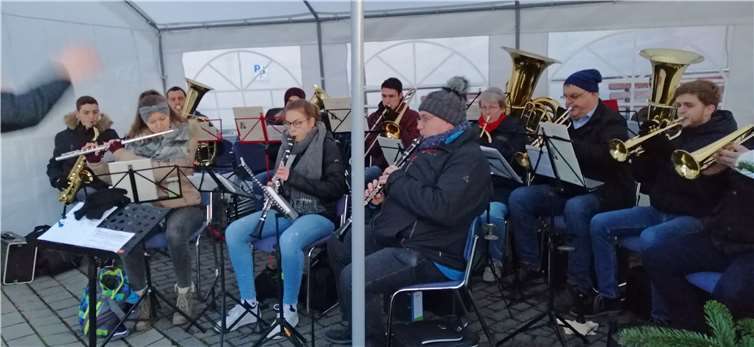 Der Musikverein Hillscheid unterstützte den Nachmittag mit Adventsmusik.Fotos: MIH