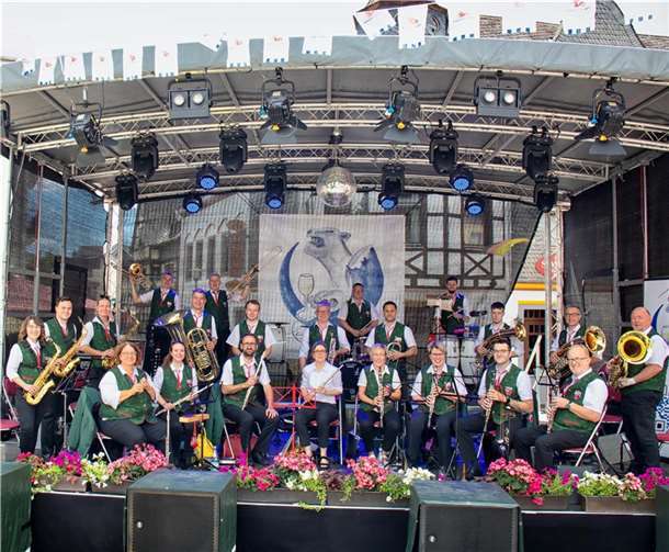 Der Musikverein Kobern auf dem heimischen Wein- und Burgenfest. Foto: Constantin Breitkreutz