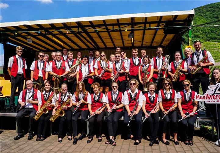 Der Musikverein Löf, auch in der Dorfgemeinschaft vertreten, machte mit zwei Platzkonzerten Stimmung.Fotos: EP