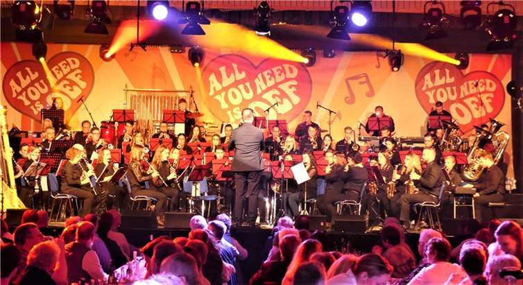 Der Musikverein Löf e.V. begeisterte in der örtlichen Sonnenringhalle bei einem Konzert aus der Reihe „Musik-Wein-Kultur-Pur“. Fotos: TE