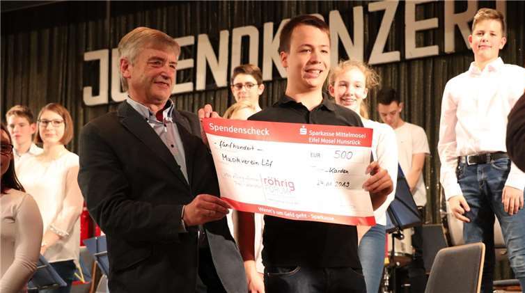 Der Musikverein Löf konnte sich über eine Spende von 500 Euro für seine musikalische Jugendarbeit freuen.