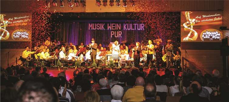 Der Musikverein Löf ließ ganz nach dem Motto der Veranstaltung rote Rosen auf das Publikum herabregnen.EP