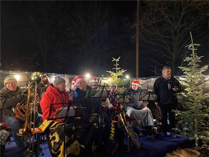 Der Musikverein Müllenbach hat für weihnachtlichen Klänge gesorgt.