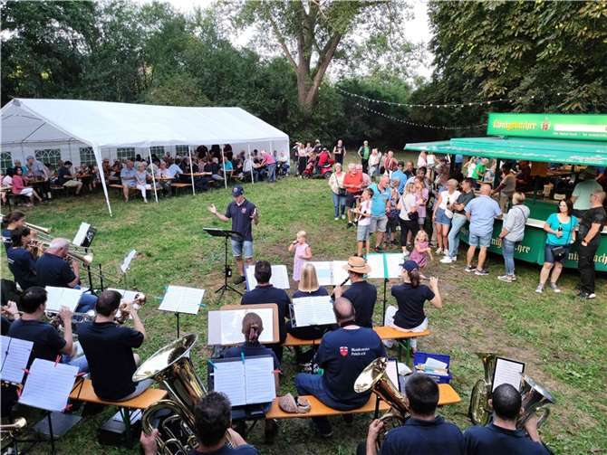 Der Musikverein Polch e.V. unter der Leitung von Jonas Weber spielte beim Leggewiesfest zur zünftigen Wiesengaudi auf.