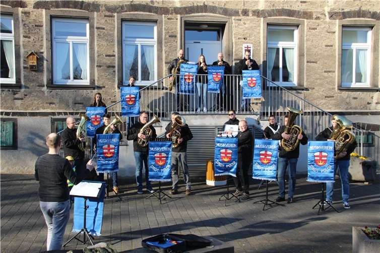 Der Musikverein Polch spielte vor dem Alten Krankenhaus in Polch.  Foto: privat