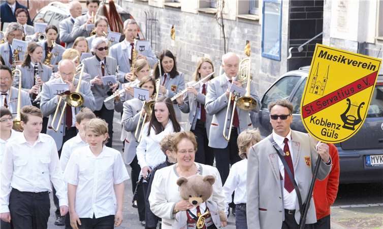 Der Musikverein St.Servatius marschierte vorneweg zum Veranstaltungsort dem Café Hahn in Güls. US
