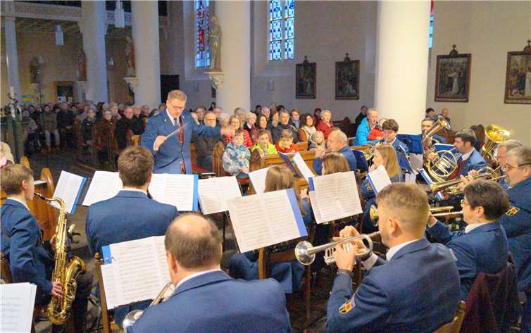 Der Musikverein Treis gestaltete unter Dirigent Mathias Quint ein gelungenes vorweihnachtliches Konzert in der Pfarrkirche.TT