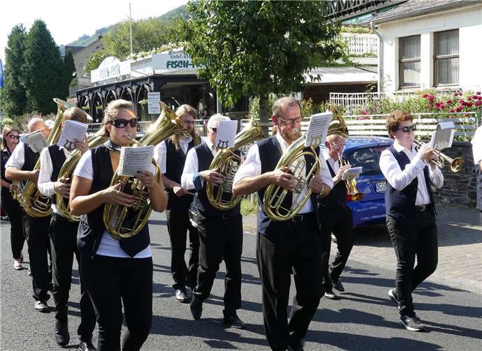 Der Musikverein Valwig führte den großen Festumzug durch den bekannten Moselort an.