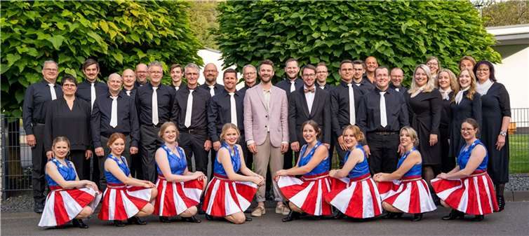 Der Musikverein Wiedklang Waldbreitbach mit derShowtanzgruppe Fireflies aus Hausen und Roman Lob (Mitte) Foto: jaume/Jan Fischer