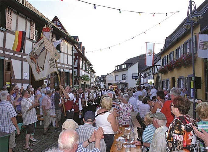 Der Musikverein aus Homberg-Limpach zog durch die Schar der Gäste.
