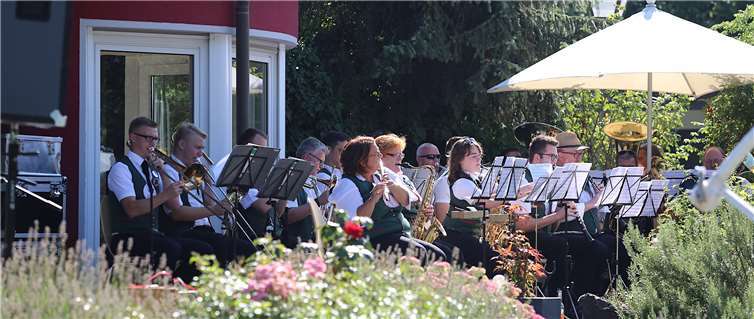 Der Musikverein aus Kobern-Gondorf spielte zwei Stunden bekannte Hits. Fotos: www.myfoto24.eu