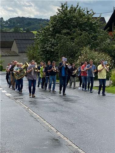 Der Musikverein in Formation auf dem Weg bergauf zum Bürgermeister. Fotos: Ortsgemeinde Weidenhahn