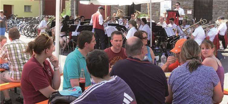Der Musikverein sorgte beim Pfingstfest mit weltbekannten Ohrwürmern für flotte Musikunterhaltung. -TE-