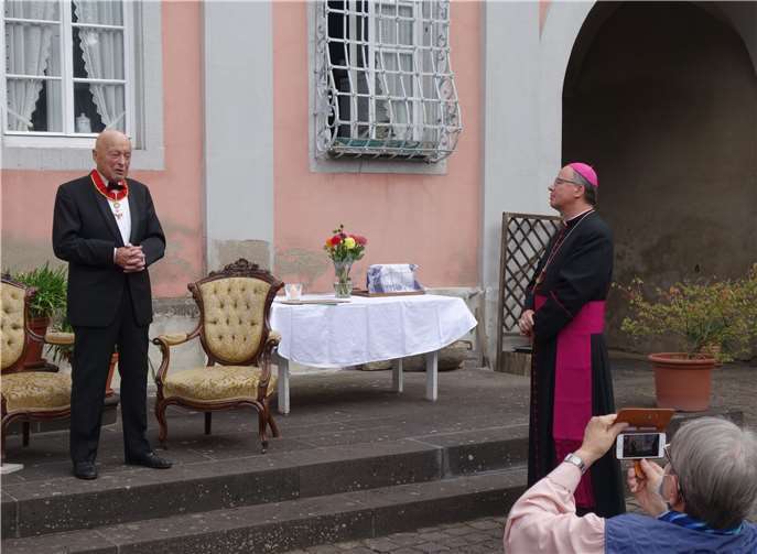 Der Musikwissenschaftler Prof. Dr. Rudolf Ewerhart erhält den Orden des Heiligen Gregors des Großen; kurz Gregoriusorden. Foto: privat