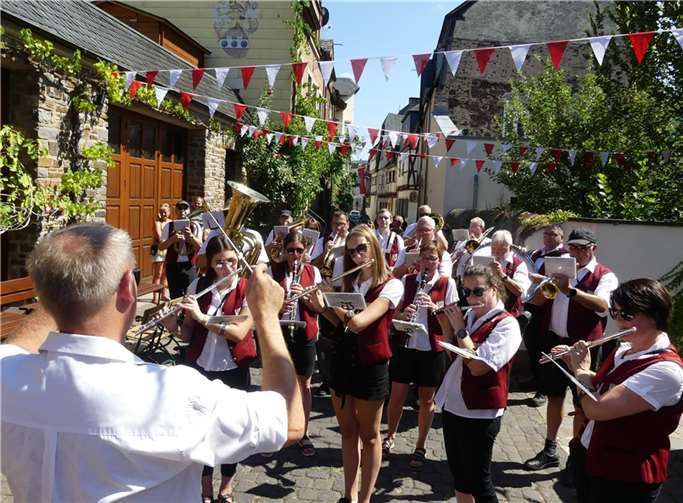 Der Musikzug Rot-Weiß Ediger-Eller begleitete die Majestäten zum Festgelände und erfreute mit einem Platzkonzert.