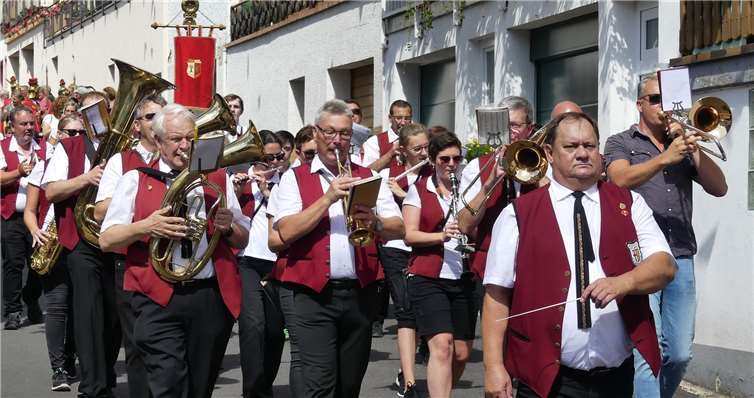 Der Musikzug Rot-Weiß Ediger-Eller führte den musikalischen Festumzug durch den Ort an.