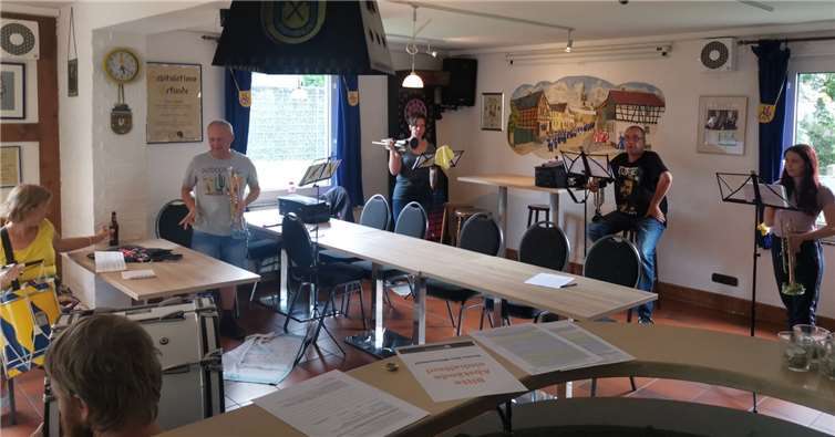 Der Musikzug beim ersten Üben. Fotos: privat