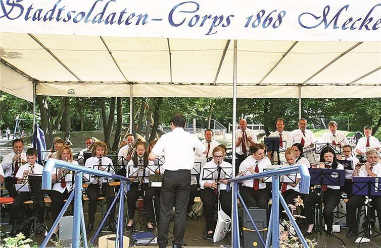 Sibbeschröm, Kniffel und deftiges Essen waren angesagt Der Musikzug der Meckenheimer Stadtsoldaten spielte beschwingte Lieder zum Auftakt am Kirmessonntag.Stein