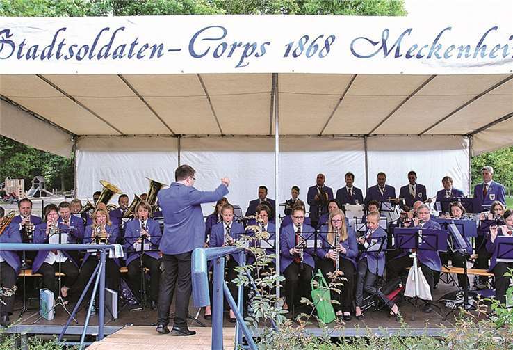 Der Musikzug des Meckenheimer Stadtsoldaten-Corps 1868 Meckenheim e.V. präsentierte am Kirmessonntag ein schönes Konzert unter der Leitung des neuen Dirigenten Christoph Ahlemeyer.-STEIN-