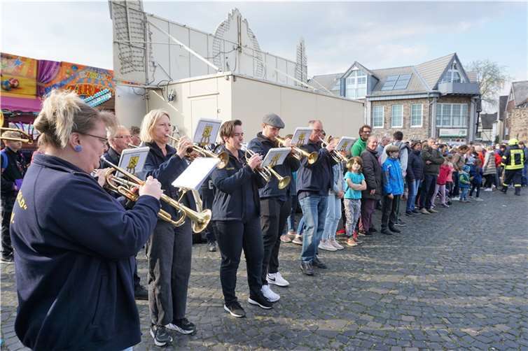 Der Musikzug des NCR Blau Gold und der Spielmannszug Rheinbach spielten abwechselnd für die Kirmesgäste.