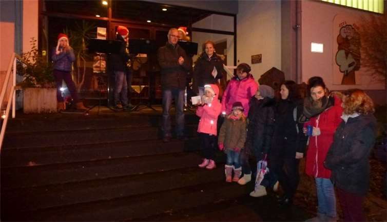 Der Mutter-Kind-Kreis sowie die Spielgruppe der Kirchengemeinde überreichen ihre Spende für eine neue Kinderrutsche an Ortsbürgermeister Lutz Zaun. Jürgen Jachtenfuchs