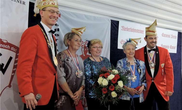 Ein echtes Lohnschdener Mädchen  Der NCV spendierte gleich noch eine Auszeichnung. Ursula Scheeben (2. v. li.) und Hilde Klein (2. v. re.) erhielten einen Mini-Baareschesser. Heidi Schlösser bekam von Günter Groß (li.) und Uwe Unkelbach einen Blumenstrauß.