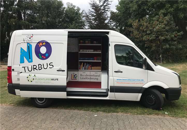 Der „NINO“-Bus lädt zum Spielen, Lesen und Mitmachen ein.