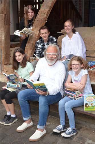 Der NRW-Entscheid des 63. Bundesweiten Vorlesewettbewerbs am 23. Mai wird ab 10:45 Uhr vom Internetfernsehsender muxx.TV live aus dem Rheinbacher Glasmuseum übertragen. Foto: privat