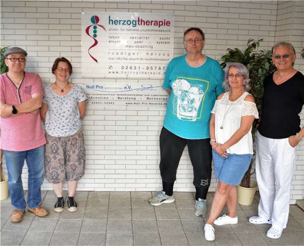 Der NULL PRO e.V. Vorstand 2013 (von links): Elmar Müller (1.Vorsitzender), Saskia Esser (2.Vorsitzende), Ute Becker (Kassen-wärtin), Rolf Gran (Geschäftsführer) R. Herzog (Fachberatung / HP-PsychTh). Foto: Nullpro