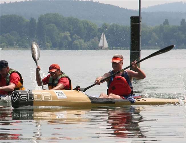 Der NWV-Kanute Klaus Rämer (r. Nr. 208) beim Endspurt über die Halbmarathonstrecke kurz vor dem Ziel.  privat