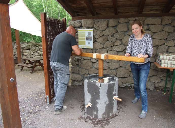 Der Nachbau einer römischen Teigknetmaschine wird getestet.privat