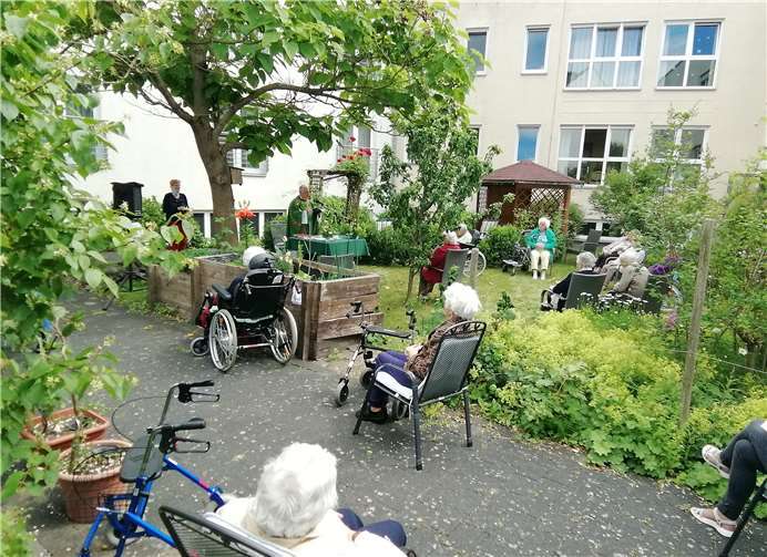 Gute Laune statt Corona-Tristesse Der Nachmittag begann besinnlich mit einer Hl. Messe inmitten des Sinnesgartens.Fotos: privat