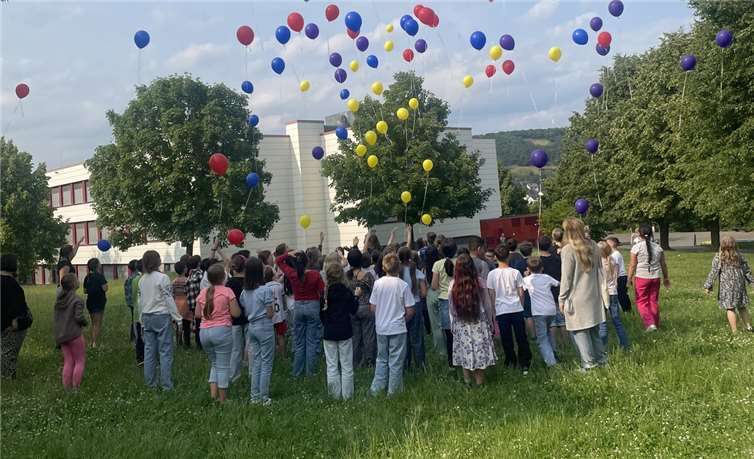 Fröhliche Willkommensfeier an der Brohltalschule Niederzissen Der Nachmittag endete mit einem Luftballonstart.  Foto: priva